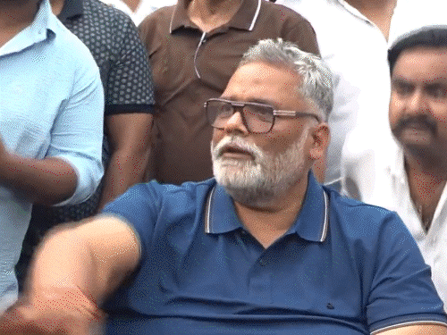 सांसद पप्पू यादव पर दिल्ली में शख्स ने चप्पल फेंकी:समर्थकों ने पीटा, दावा- चाकू लेकर आया था; आरोपी यूपी में भाजपा के पदाधिकारी