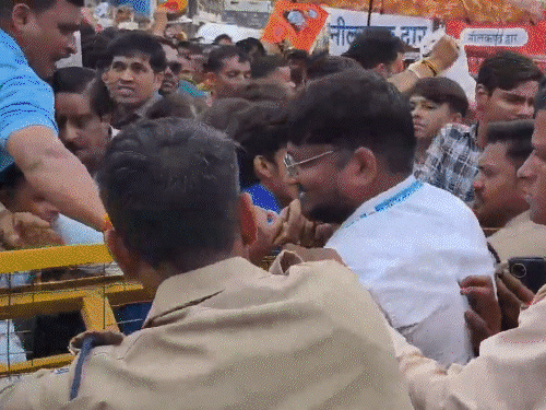महाकाल परिसर के नागचंद्रेश्वर मंदिर में भगदड़ जैसे हालात:13 घायल, कई बेहोश; कतार में 40 हजार श्रद्धालु, सिर्फ नागपंचमी पर खुलते हैं कपाट