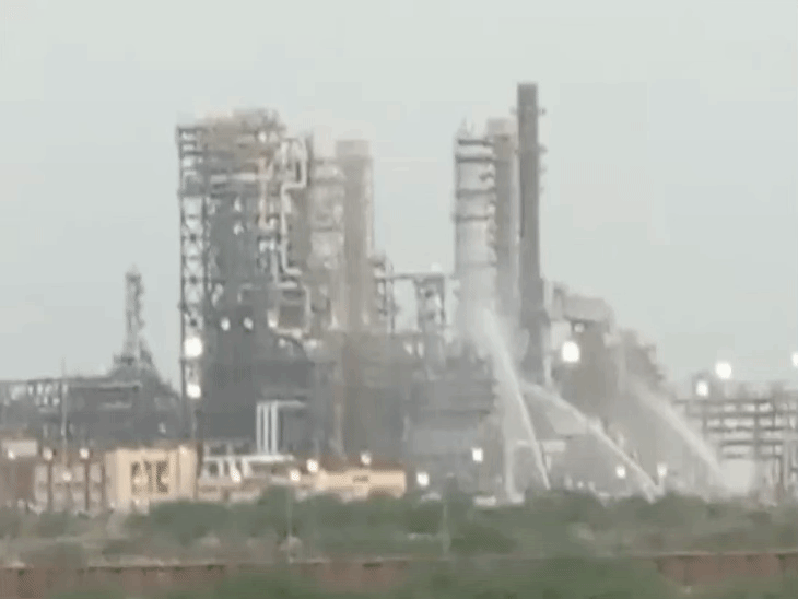 राजस्थान की HPCL रिफाइनरी में फिर आग लगी:ऑयल लीकेज से हादसा, 15 मिनट में बुझाई; उद्घाटन से एक दिन पहले भी आग लगी थी