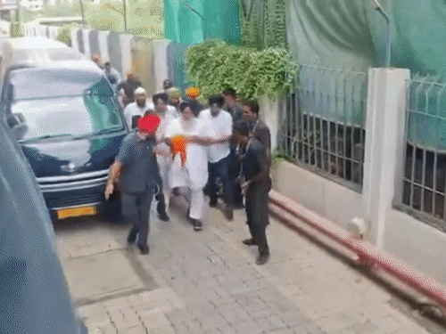 पंजाब के पूर्व डिप्टी-CM सुखबीर बादल पर नांदेड़ में हमला:निहंग ने गुरुद्वारे में कृपाण मारी; 2024 में गोल्डन टेंपल में सुखबीर पर हुई थी फायरिंग
