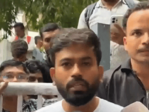 बॉम्बे हाईकोर्ट क्लर्क टाइपिंग टेस्ट में सर्वर-कंप्यूटर फेल:2,900 अभ्यर्थी शामिल हुए थे; अभिजीत दीपके ने दोबारा परीक्षा की मांग की, उम्मीदवारों ने प्रदर्शन किया
