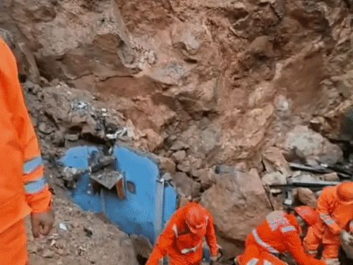 मुंबई के घाटकोपर में लैंडस्लाइड, 7 की मौत:7 घायल; मलबे में दबे लोगों की कैमरों से तलाश, संकरी गलियों में मशीनों का पहुंचना मुश्किल