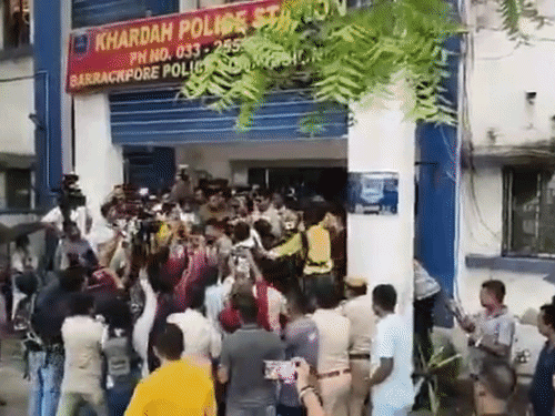 आरजी कर केस में गिरफ्तार पूर्व TMC विधायक पर हमला:कोर्ट ले जाते समय भीड़ ने पीटा, जूते-अंडे फेंके; जल्दबाजी में डॉक्टर के अंतिम संस्कार का आरोप