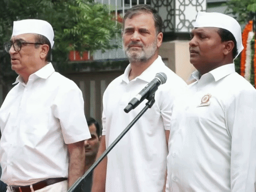 भाजपा का आरोप-सोनिया ने वंदे मातरम् रोकने की कोशिश की:राष्ट्रगीत के दौरान बात करते दिखीं; कांग्रेस बोलीं- खड़गे के लिए कुर्सी मांग रही थीं