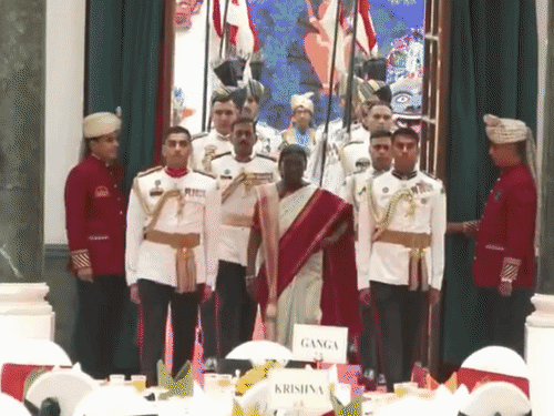 राष्ट्रपति भवन में एट होम रिसेप्शन, PM मोदी पहुंचे:मुर्मू के इवेंट में 650 मेहमान शामिल, इनमें 100 VVIP; पैरा-क्रिकेटर आमिर हुसैन लोन भी खास मेहमान