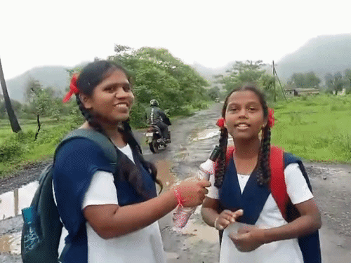 महाराष्ट्र में छात्राओं ने रिपोर्टर बनकर दिखाई बदहाल सड़क:छाते को माइक बनाकर बोली- सड़क और गड्ढों का पता नहीं चलता; MLA ने मरम्मत करवाई
