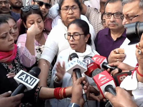 कोलकाता में ममता बनर्जी के खिलाफ चोर-चोर के नारे लगे:3 दिन में दूसरी घटना; कार पर पत्थर और कीचड़ फेंका गया था