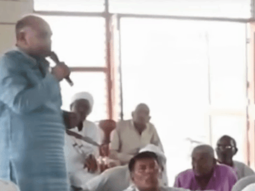 ‘लड़की छोटे कपड़े पहनती है’ वाले बयान पर विवाद:खाप मेंबर बोला-पिता के पीछे दोनों तरफ पैर करके बैठती हैं; इन्फ्लुएंसर बोलीं-हरियाणा को अफगानिस्तान बना रहे