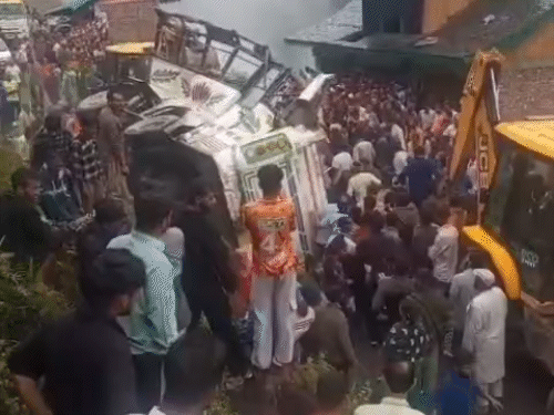 हिमाचल में यात्रियों से भरी बस पलटी,7 की मौत:50 मीटर नीचे दूसरी सड़क पर गिरी, अंदर फंसे एक दूसरे पर गिरे लोग