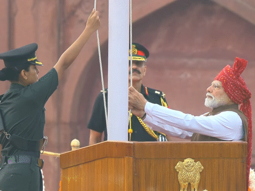 मोदी बोले- दिमागी नक्सलियों को पहचानें, उन्हें अलग करें:ये समाज को भटका रहे; महिलाओं के आरक्षण पर पार्टियां राजनीति न करें