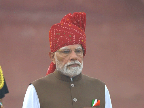 मोदी ने बांधनी पैटर्न की लाल राजस्थानी पगड़ी पहनी:13 साल में लाल किले पर हर बार अलग अंदाज; 5 बार केसरिया पगड़ी बांधी