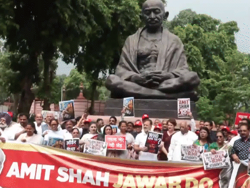 सरकार परिसीमन बिल पर विशेष सत्र बुला सकती है:रिजिजू ने राहुल-प्रियंका के साथ बैठक की; संसद परिसर में चढ़ावा चोरी पर विपक्ष का प्रदर्शन