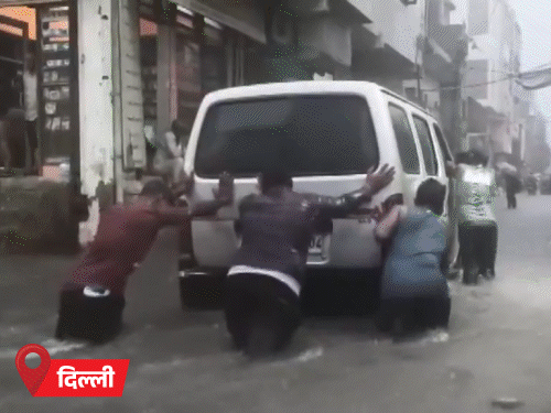 दिल्ली-NCR में बारिश, रोड पर गाड़ियां फंसीं, जाम लगा:बिहार के बगहा में 300 घर डूबे; आगरा में सड़क धंसने से 20 फीट गहरा गड्ढा