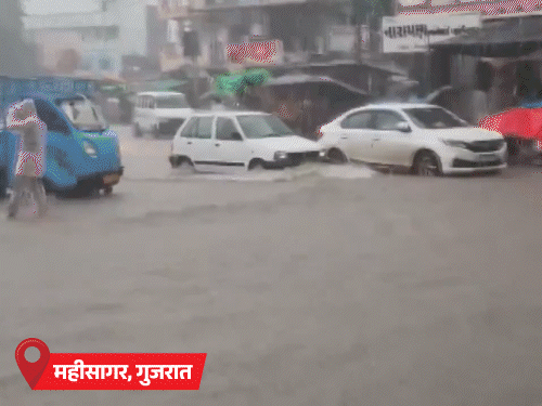 MP में अगले 24 घंटे में 4 इंच बारिश संभव:मुंबई में बारिश के बाद लैंडस्लाइड, 2 मौतें; UP में 16 जिलों में बाढ़ का अलर्ट